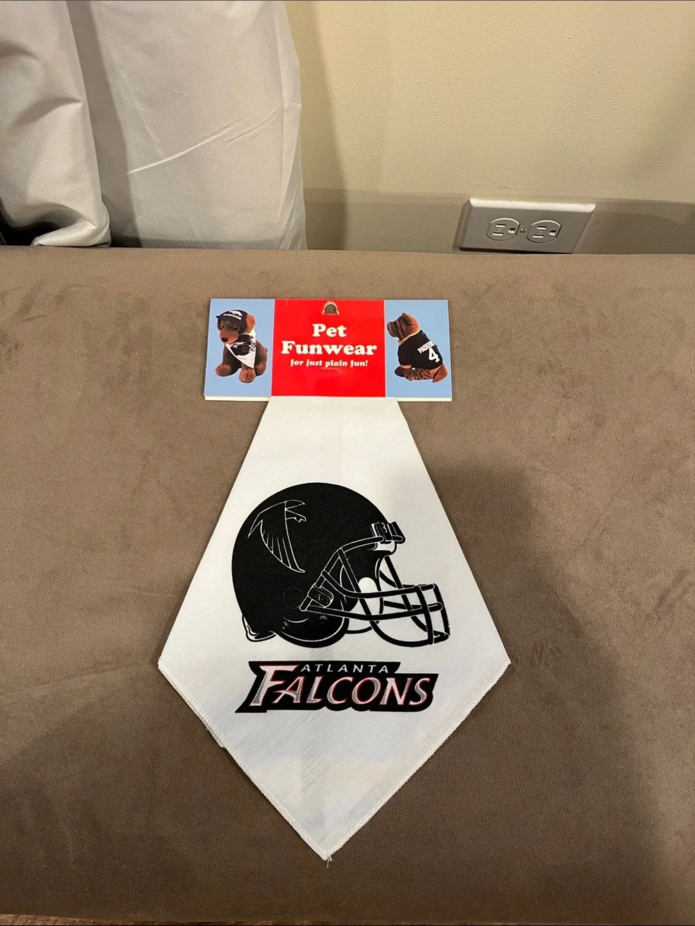 Atlanta Falcons Pet Bandana - White with Black Helmet Logo